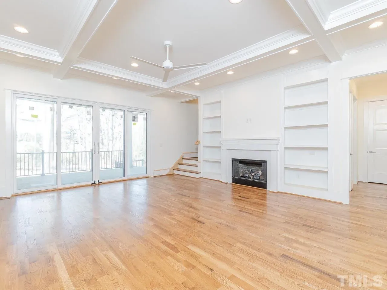 Interjers 10 – Mājas projekts ar mansardu 341 m²: 4 Guļamistabas, Darba istaba, 5 Vannasistabas, Atvērta virtuve, Garāža — 11321R