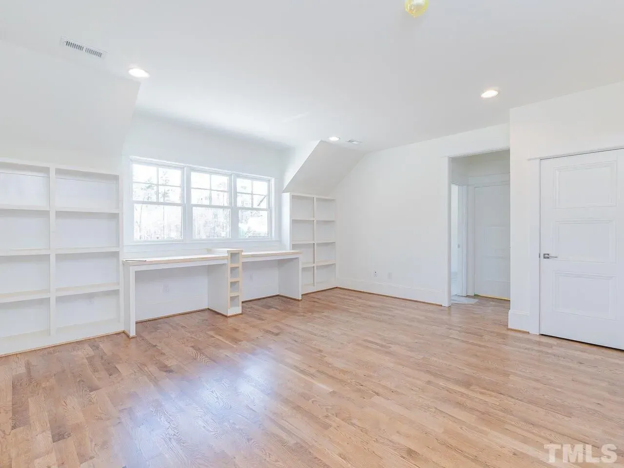 Interjers 6 – Mājas projekts ar mansardu 341 m²: 4 Guļamistabas, Darba istaba, 5 Vannasistabas, Atvērta virtuve, Garāža — 11321R
