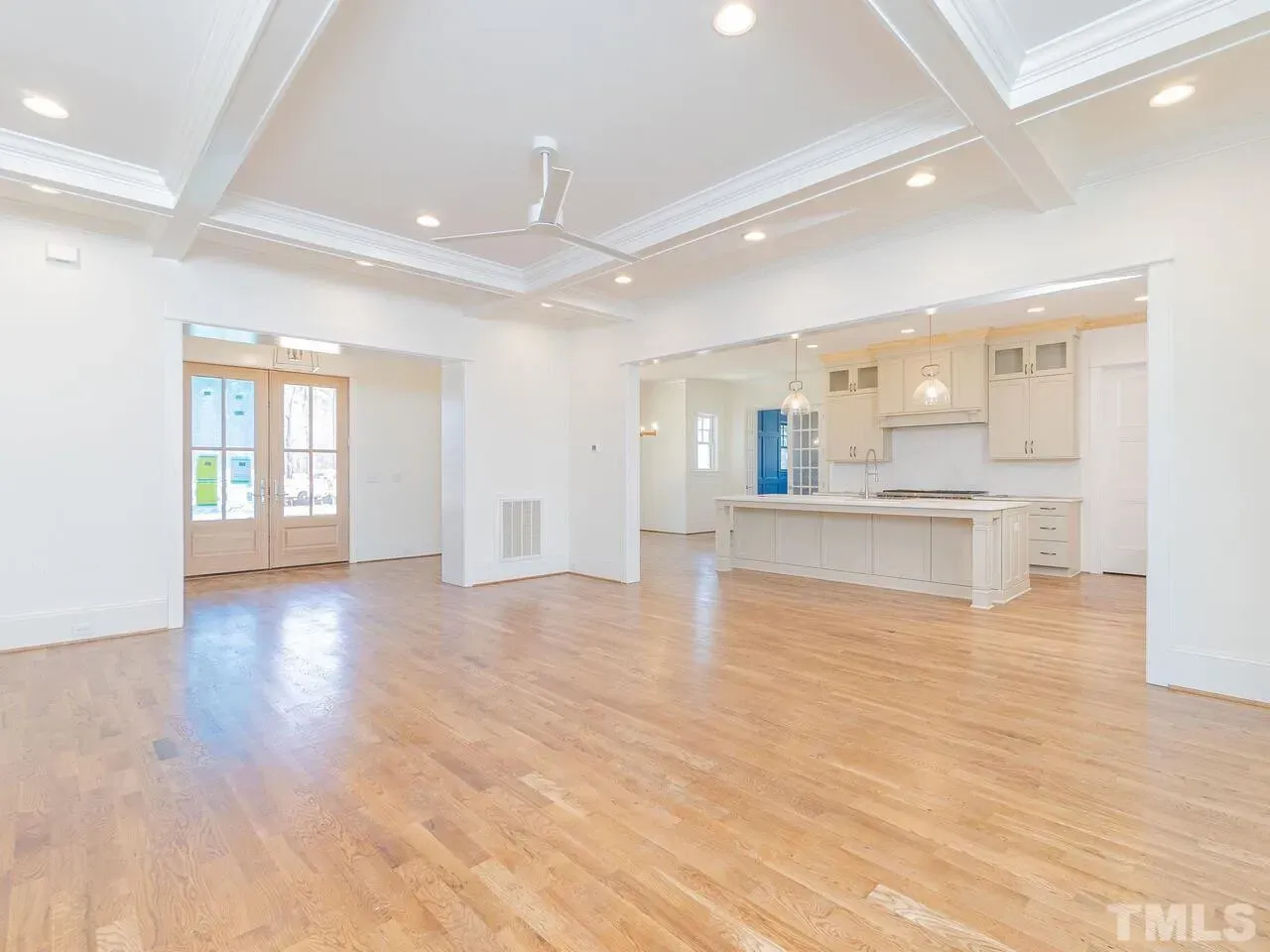 Interjers 7 – Mājas projekts ar mansardu 341 m²: 4 Guļamistabas, Darba istaba, 5 Vannasistabas, Atvērta virtuve, Garāža — 11321R