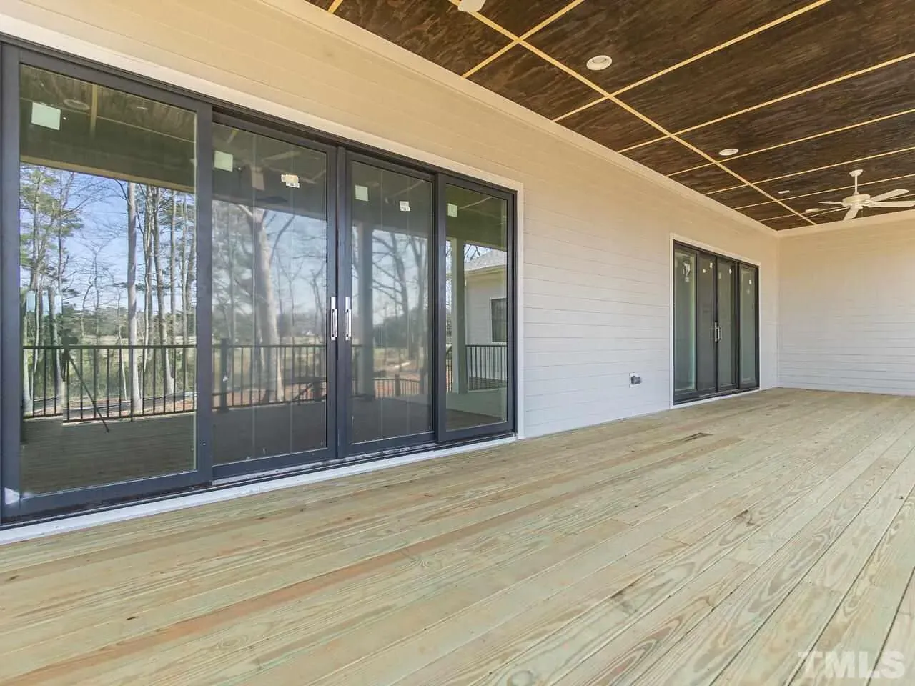 Reālas uzbūvēto māju fotogrāfijas 14 – Mājas projekts ar mansardu 341 m²: 4 Guļamistabas, Darba istaba, 5 Vannasistabas, Atvērta virtuve, Garāža — 11321R