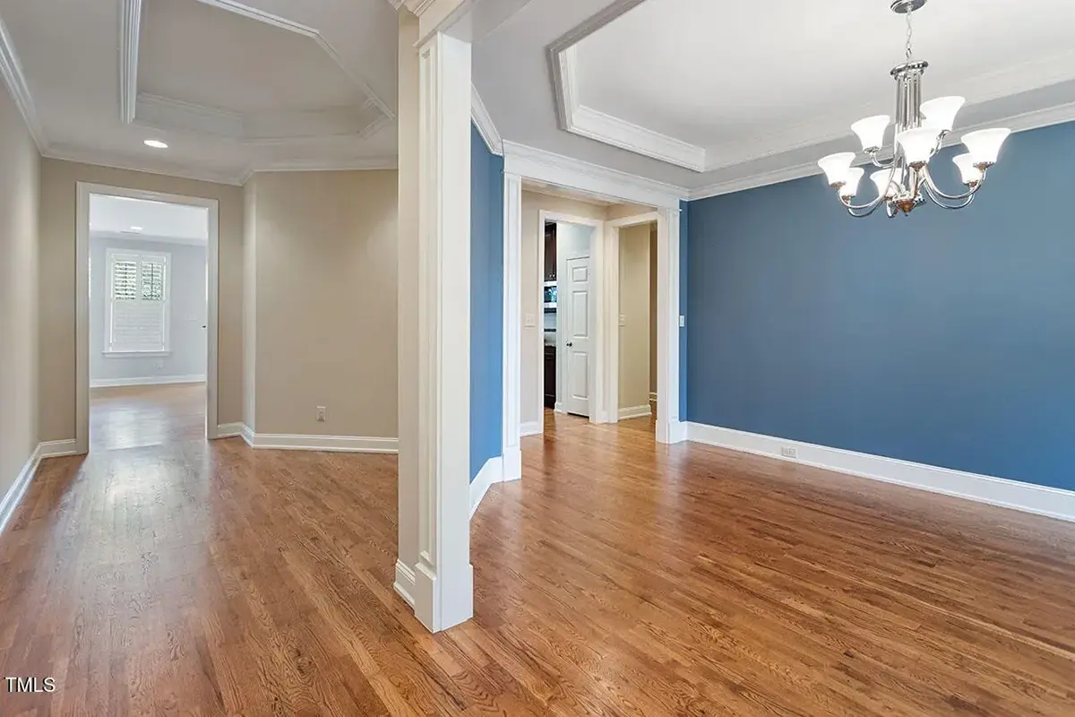 Interjers 8 – Mājas projekts ar mansardu 263 m²: 3 Guļamistabas, 3 Vannasistabas, Atvērta virtuve, Garāža — 85125R