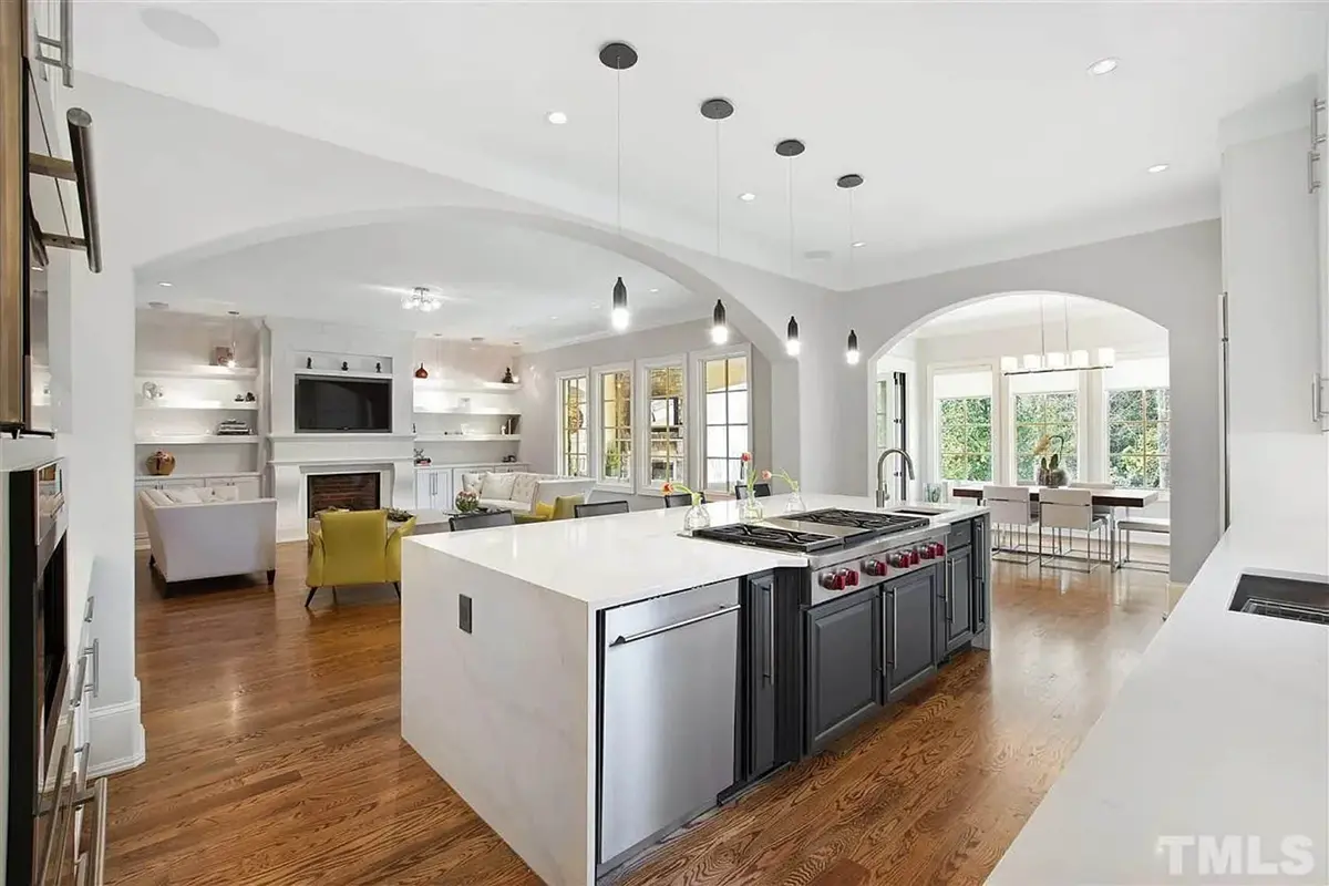 Interjers 9 – Divstāvu mājas projekts 530 m², 5 Guļamistabas — 26217R