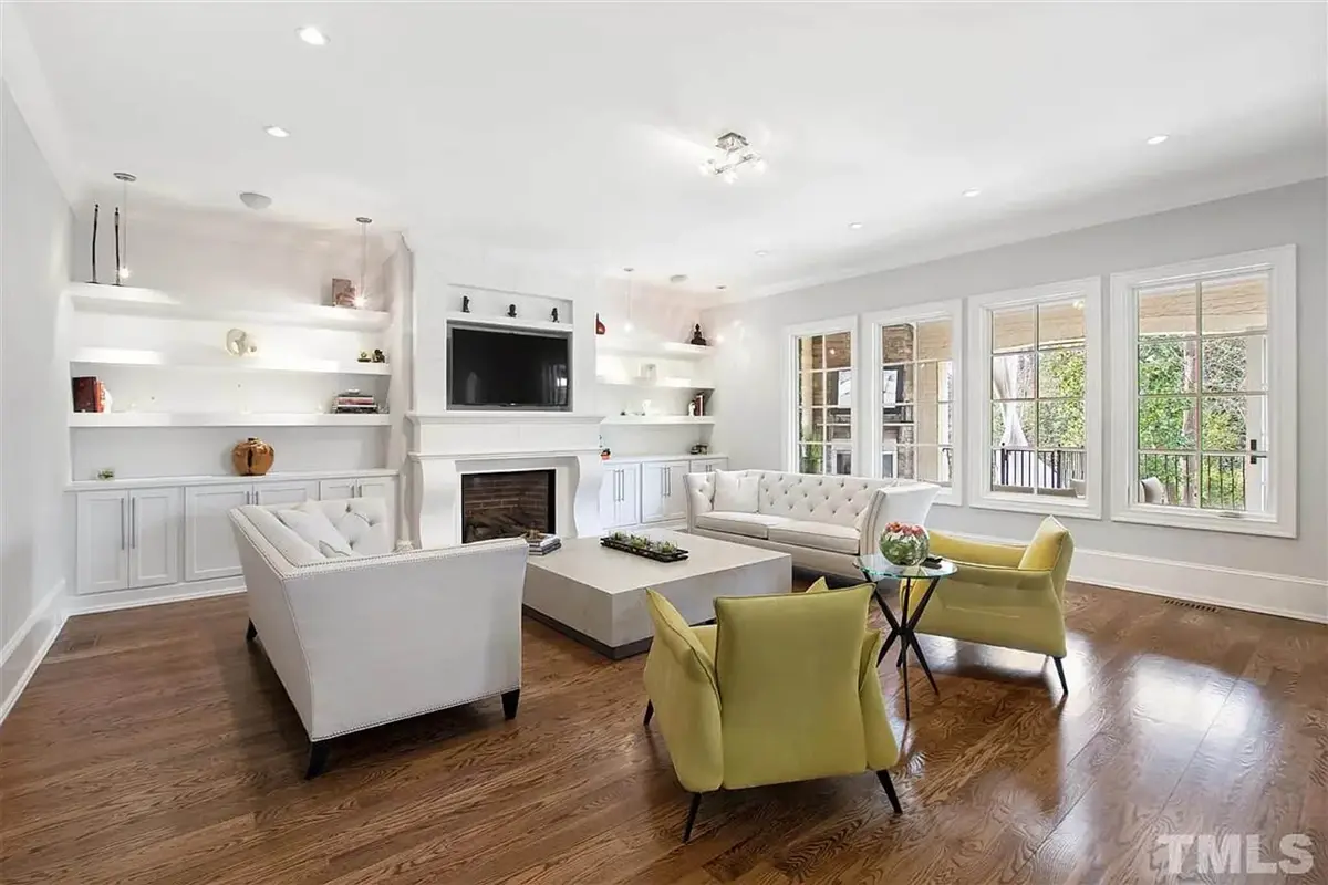 Interjers 13 – Divstāvu mājas projekts 530 m², 5 Guļamistabas — 26217R