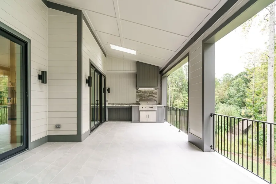 Reālas uzbūvēto māju fotogrāfijas 18 – Divstāvu mājas projekts 553 m², 4 Guļamistabas — 34919R