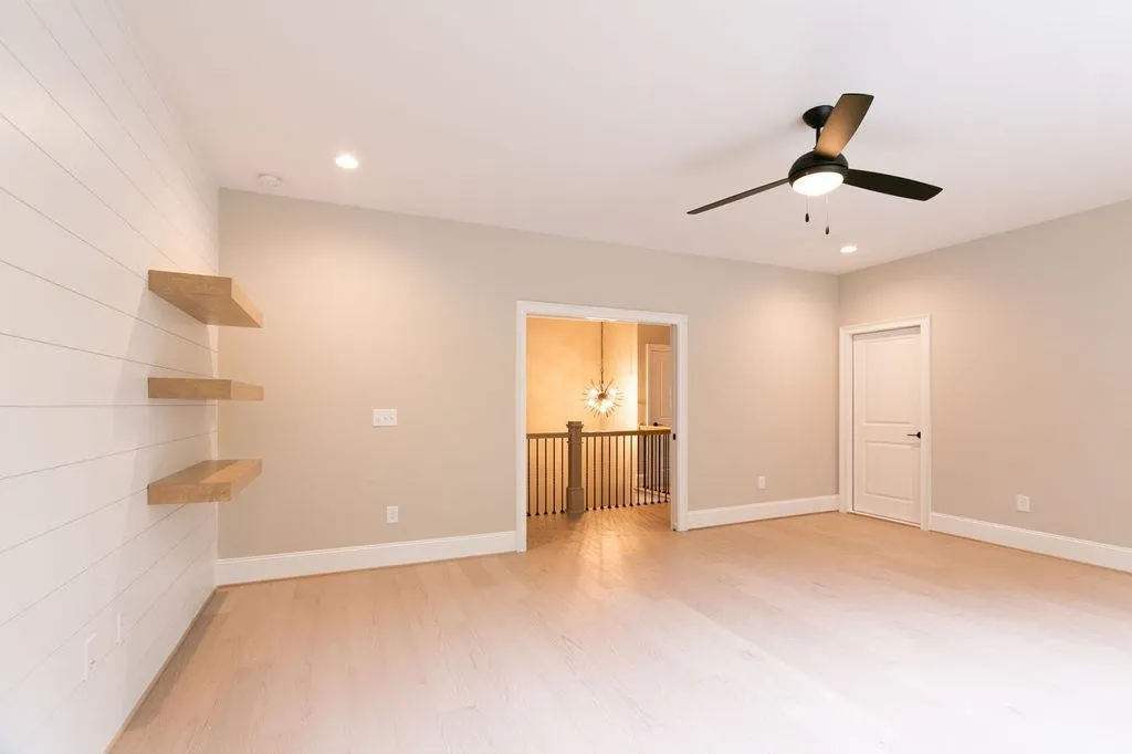 Interjers 12 – Divstāvu mājas projekts 360 m², 5 Guļamistabas — 82075R