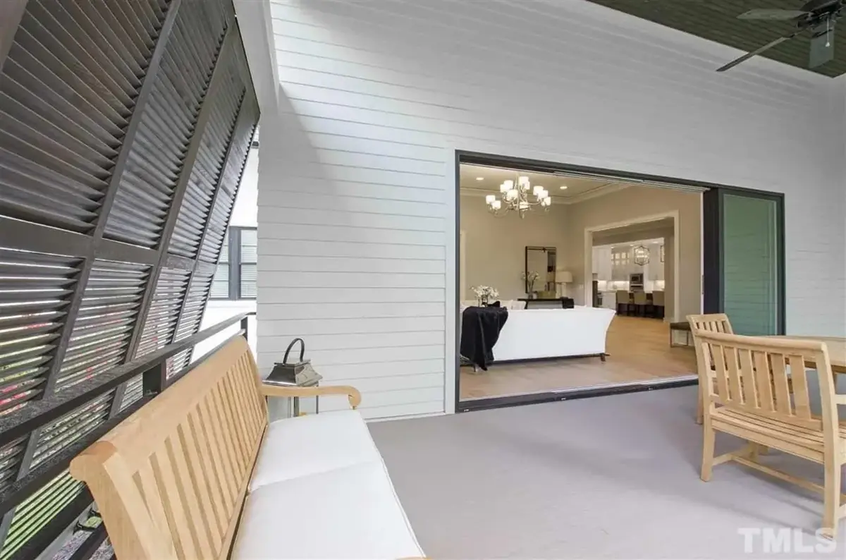 Reālas uzbūvēto māju fotogrāfijas 20 – Divstāvu mājas projekts 433 m², 4 Guļamistabas — 51188R