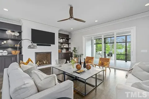 Interjers 4 – Mājas projekts ar mansardu 398 m², 4 Guļamistabas — 43606R